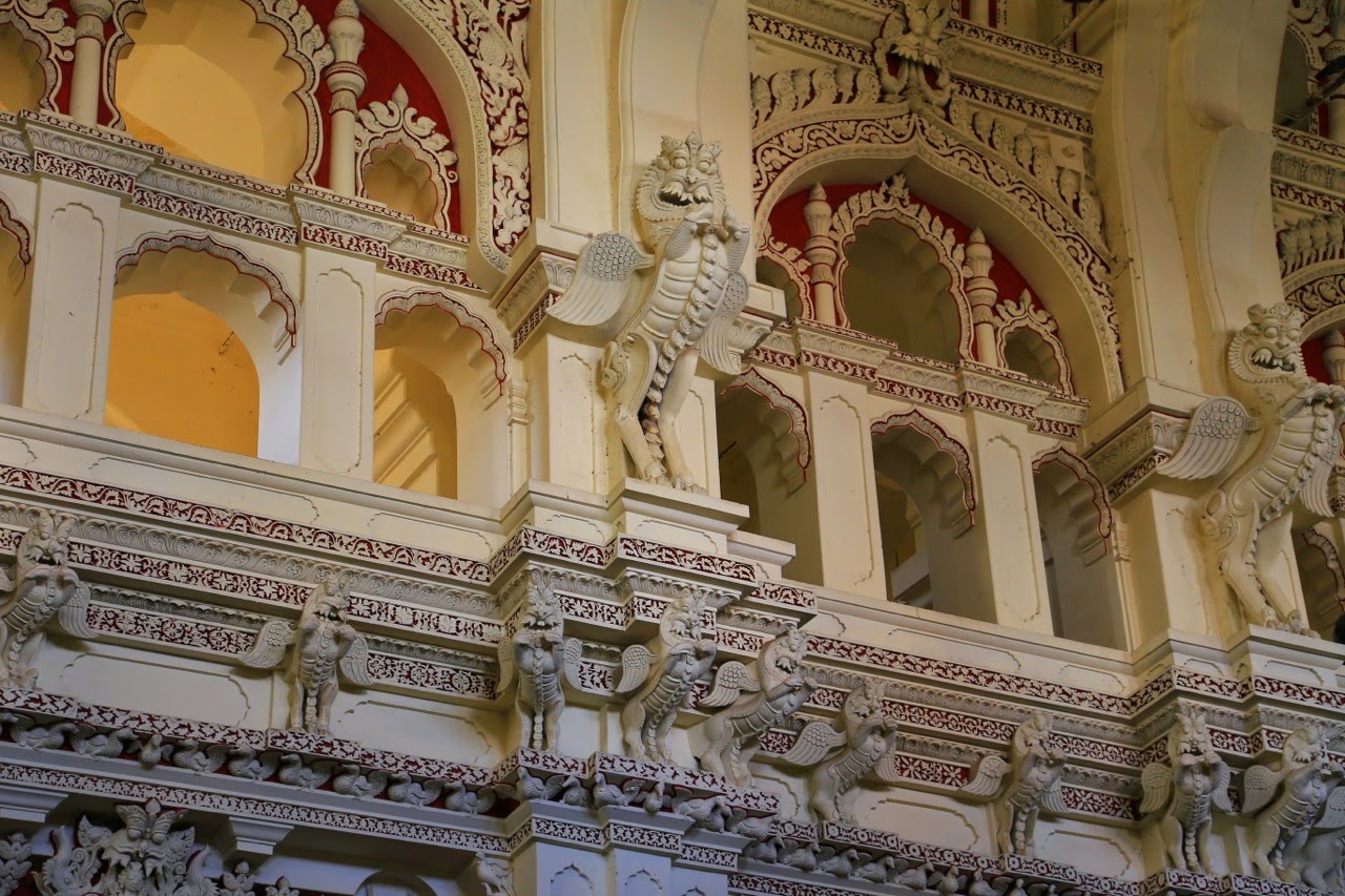 Stucs blancs et rouges d’une galerie