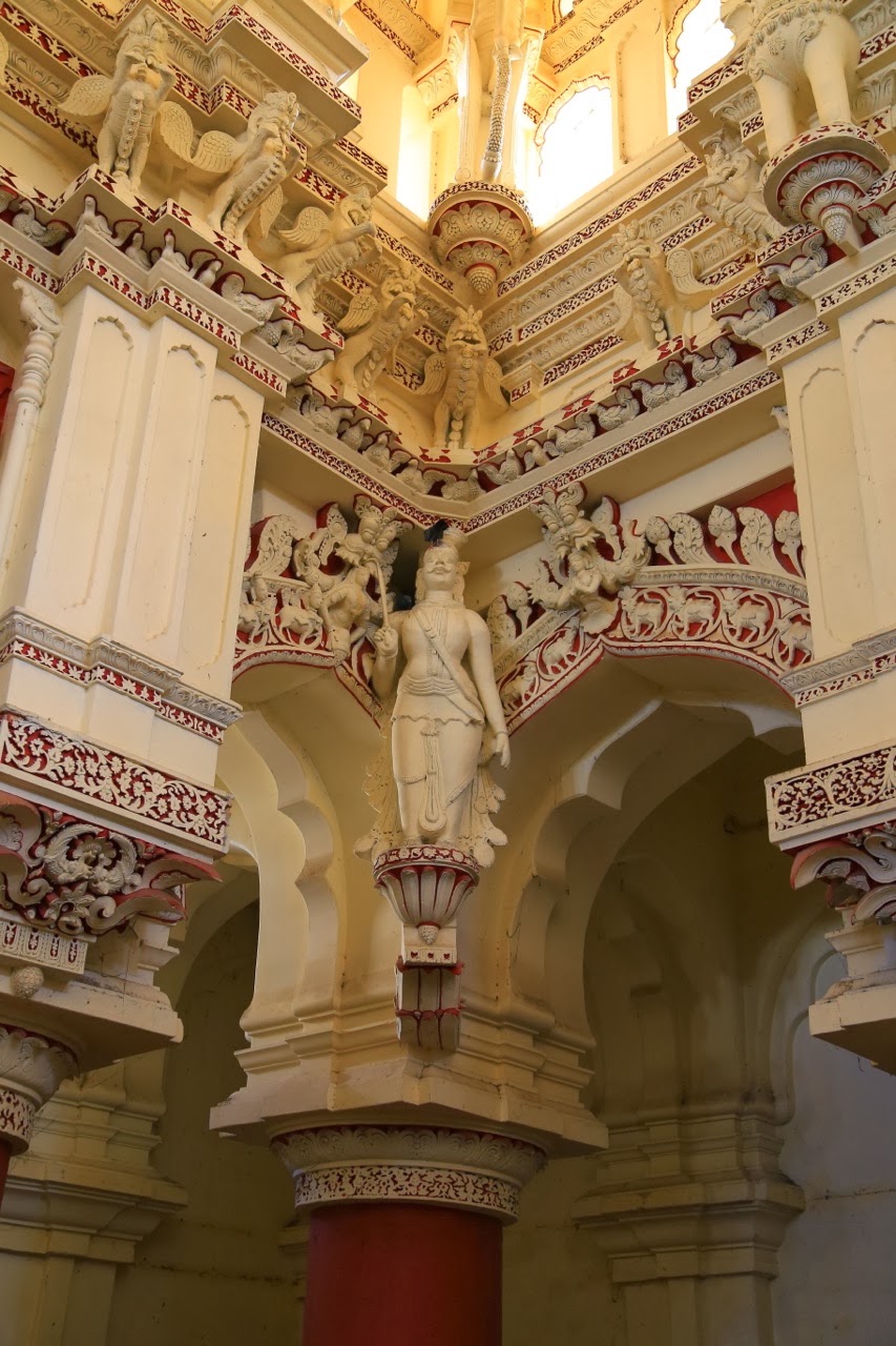 Colonne et figurines en stuc