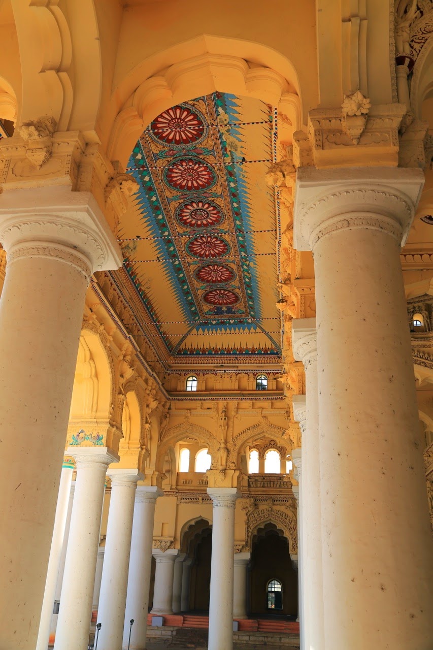 Plafond peint entre les colonnes