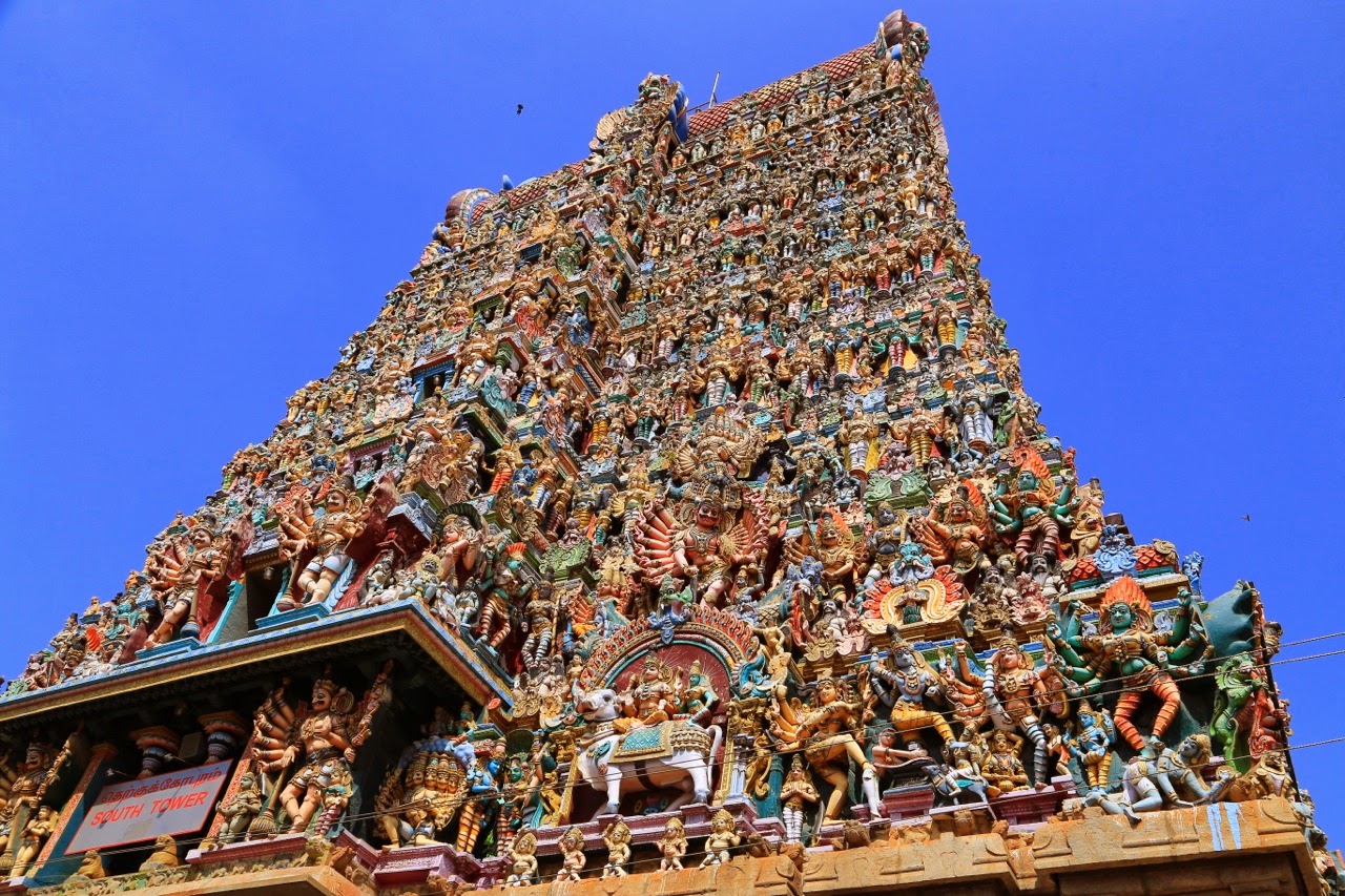Gopuram couvert de figurines colorées