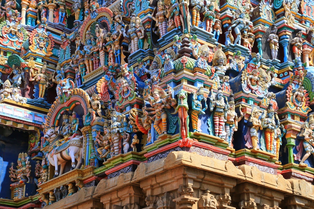 Dieux et démons sculptés sur un gopuram