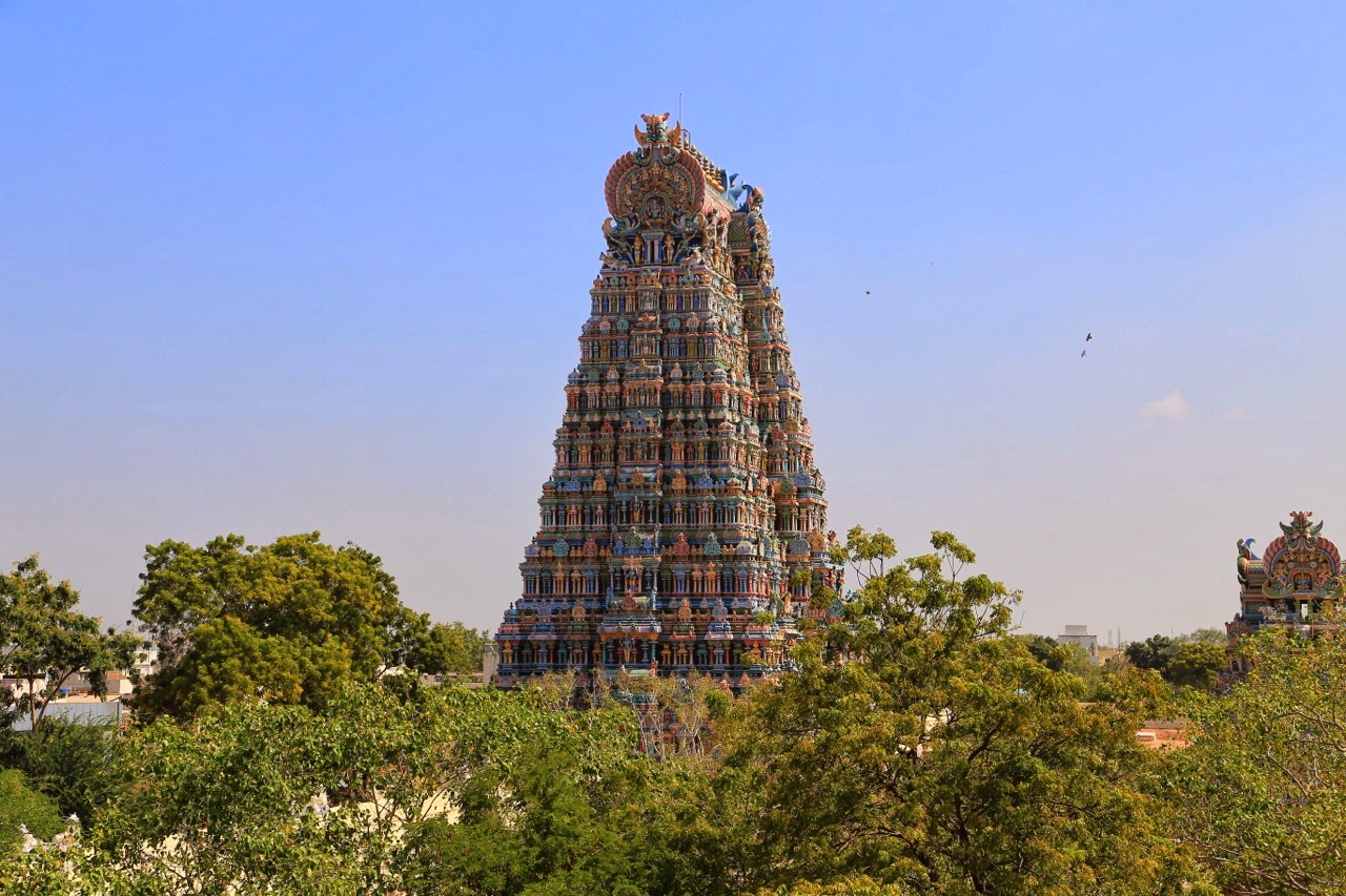 Gopuram dominant les arbres