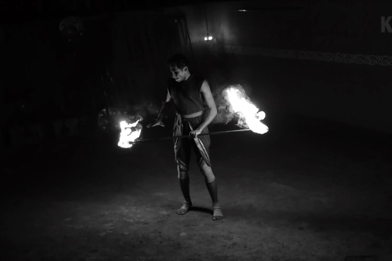 Jongleur de feu dans l’arène