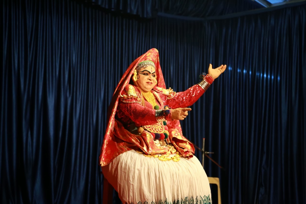 Danseuse de kathakali sur scène