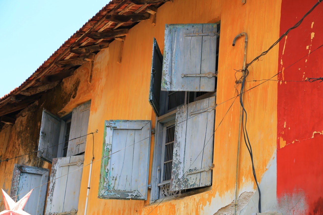 Mur orange et volets bleus