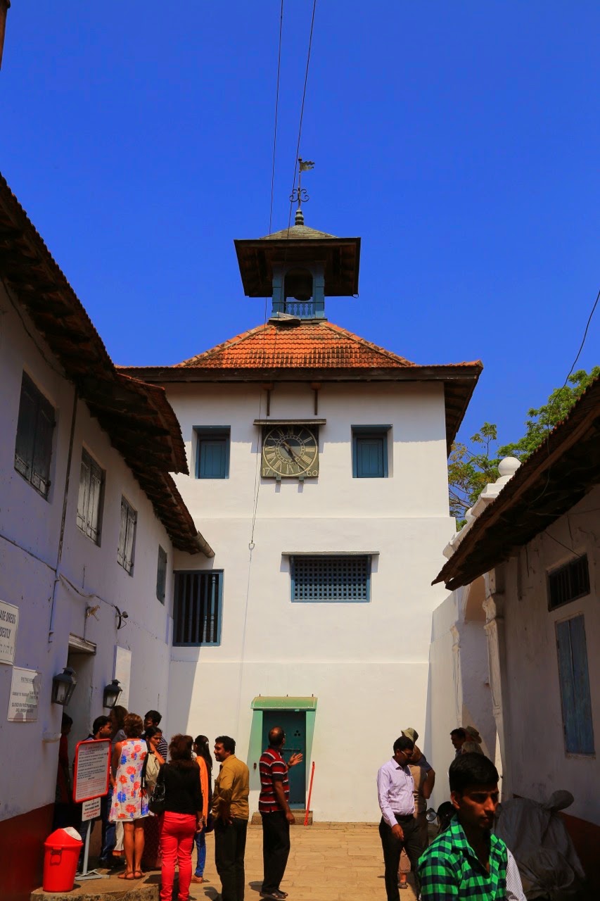 La tour de l’horloge de la synagogue