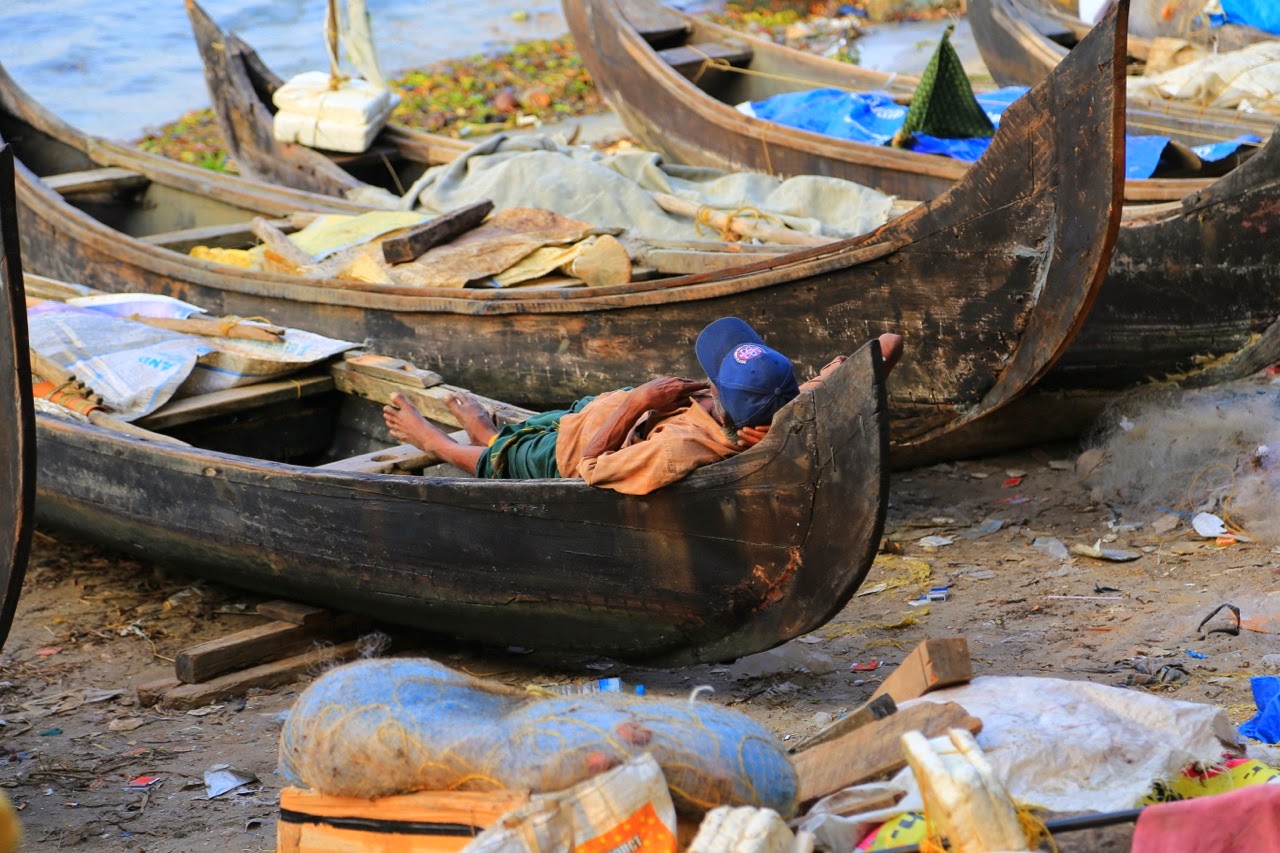 Pirogues de pêcheurs sur la plage