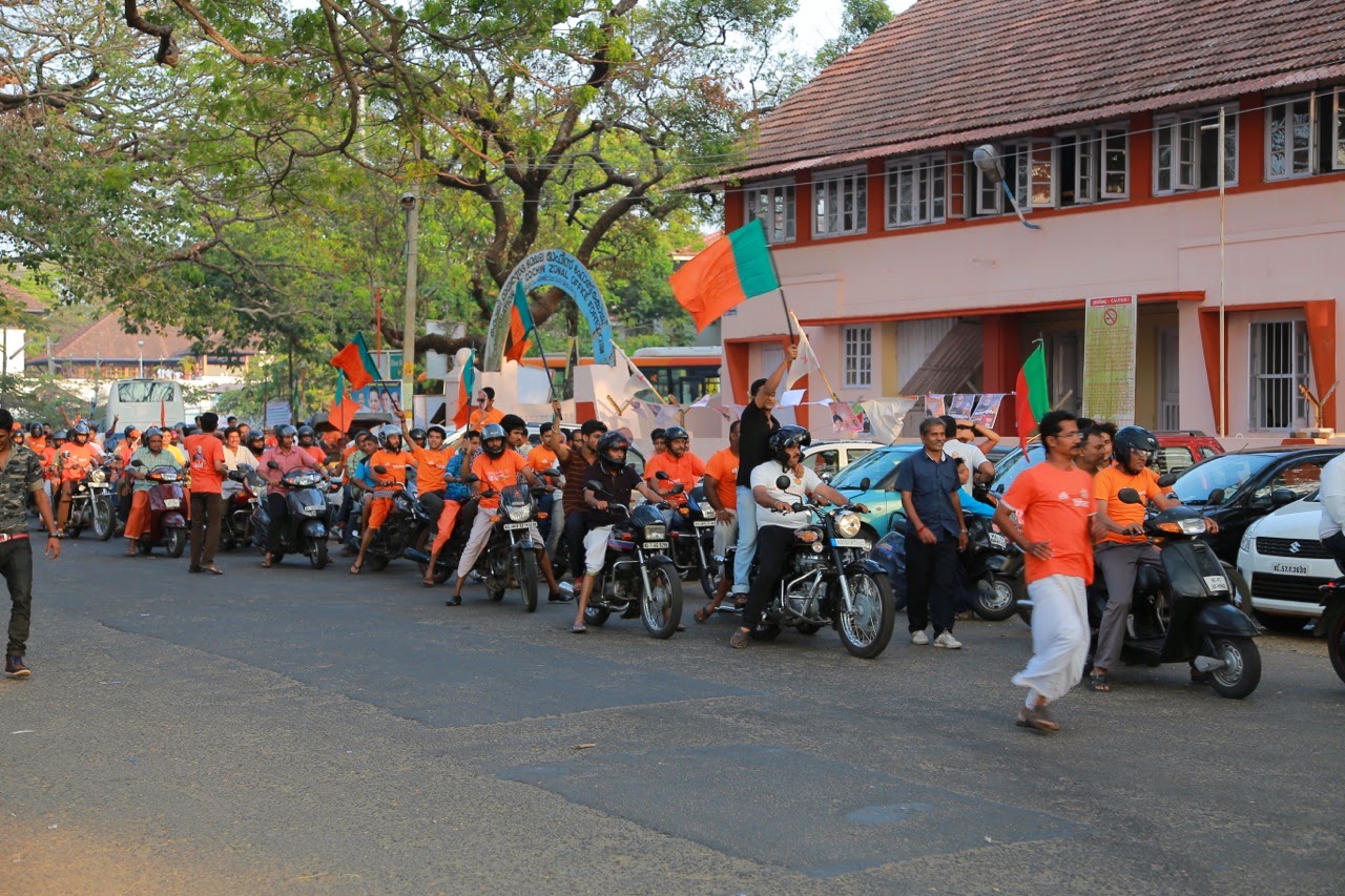 Défilé de motos pour la fête nationale