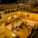 La cour en damier de notre haveli à Udaipur, la nuit