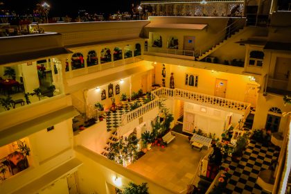 La cour en damier de notre haveli à Udaipur, la nuit