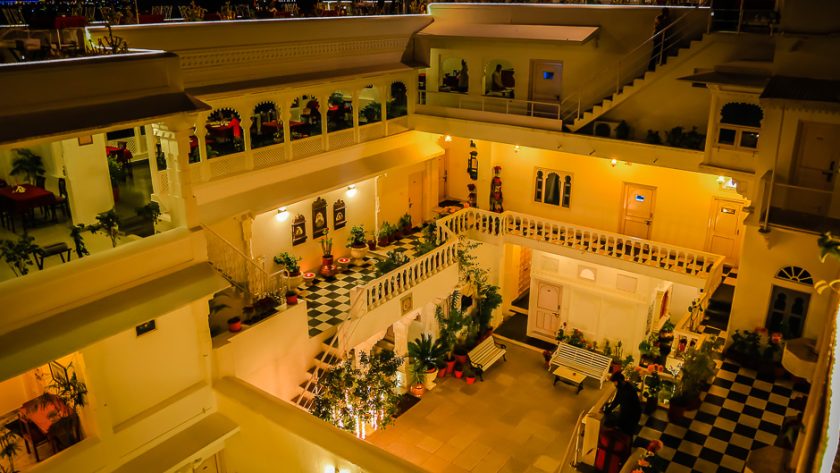 La cour en damier de notre haveli à Udaipur, la nuit