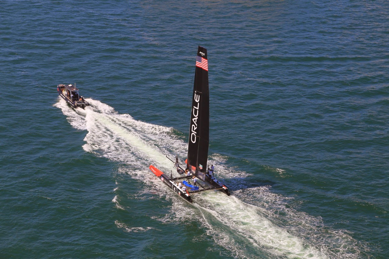 Catamaran de l’America’s Cup à l’entraînement dans la baie