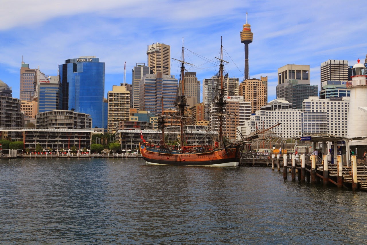 Darling Harbour, voilier ancien et Sydney Tower