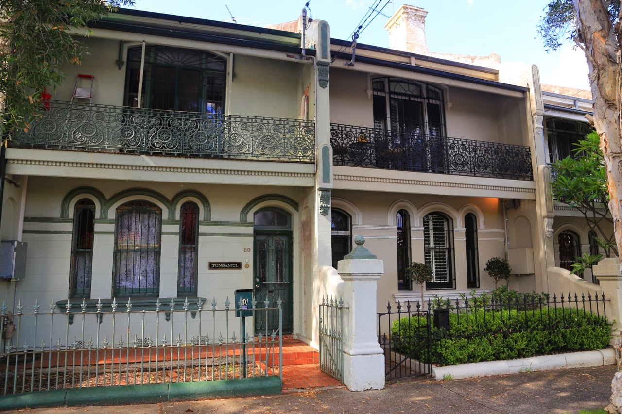 Maison mitoyenne à balcon en dentelle de fer