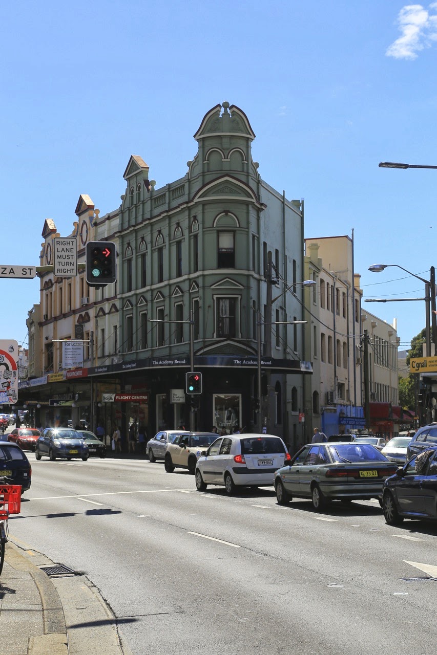 Immeuble d’angle ancien dans une rue de Newtown