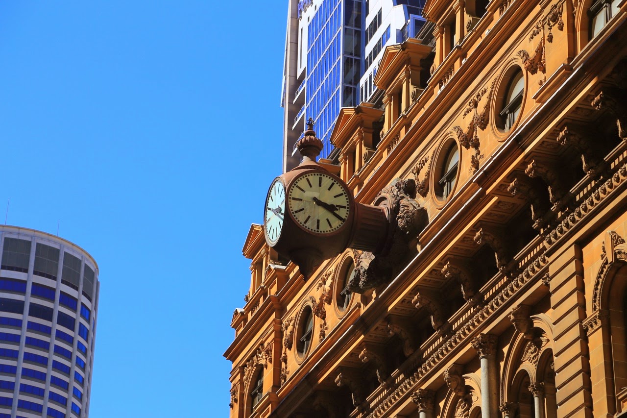 Horloge d’une façade ancienne au pied des tours