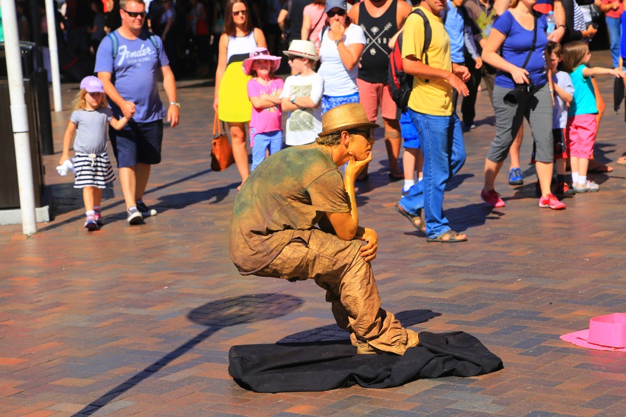 Artiste de rue en statue vivante