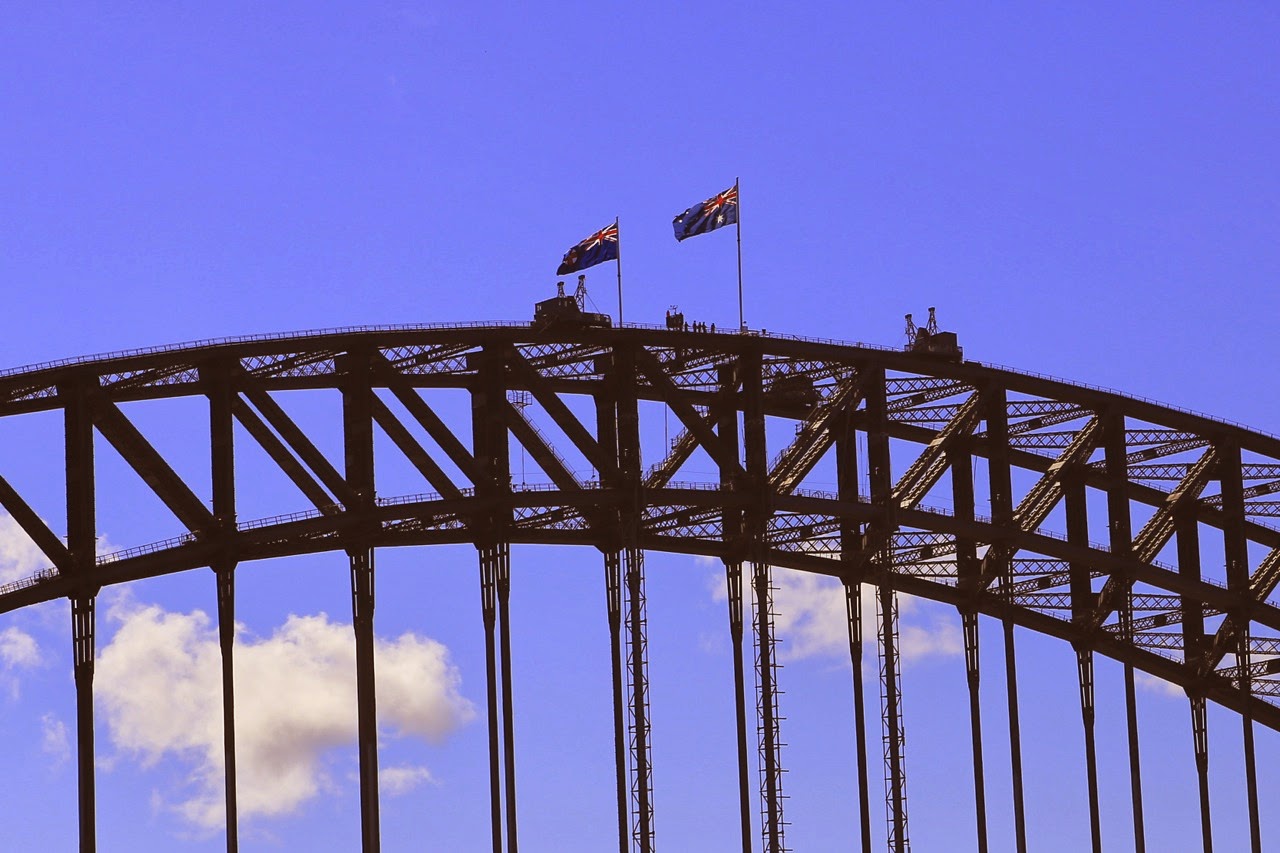 Drapeaux au sommet de l’arche du Harbour Bridge