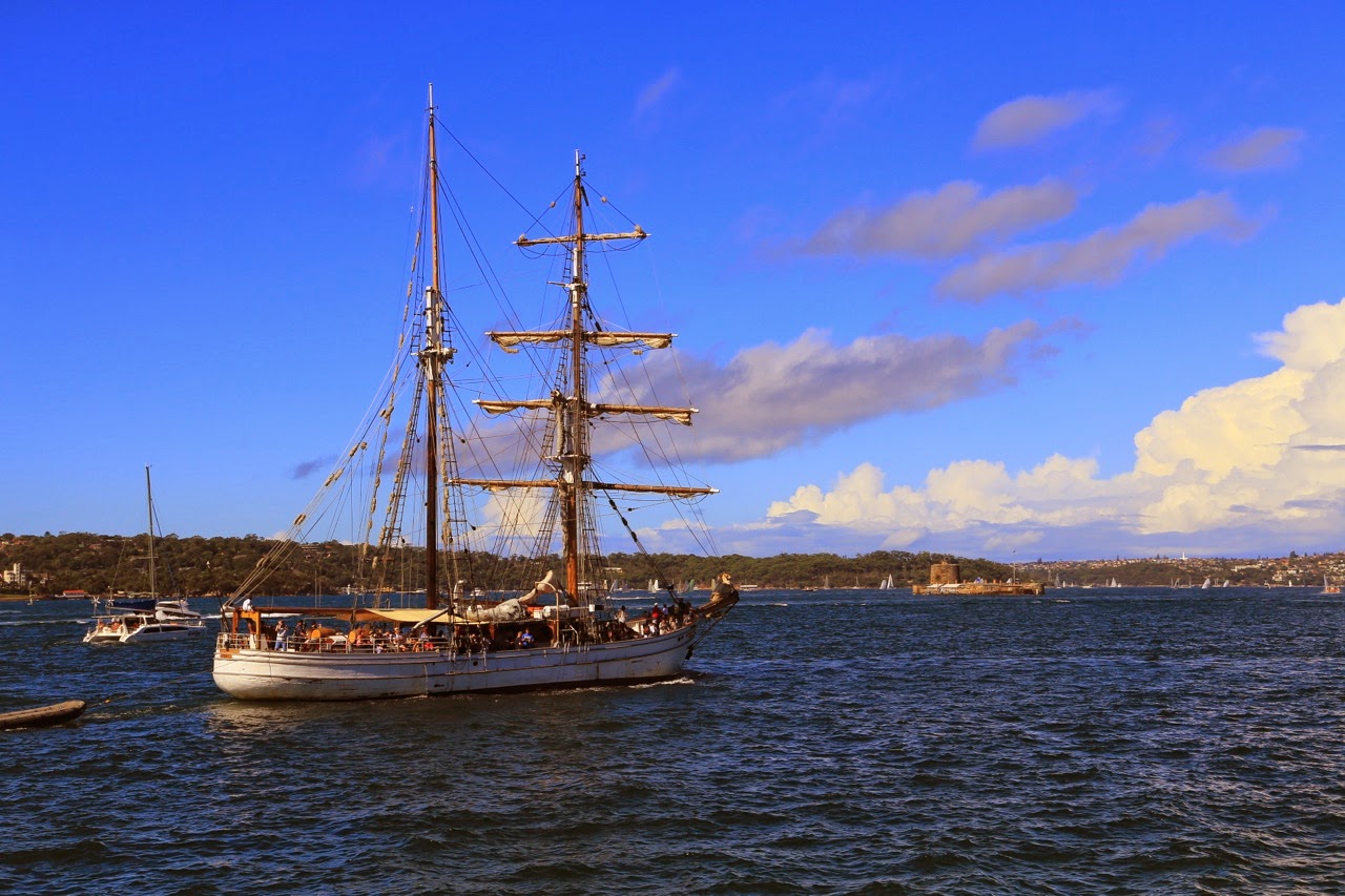 Grand voilier dans la baie