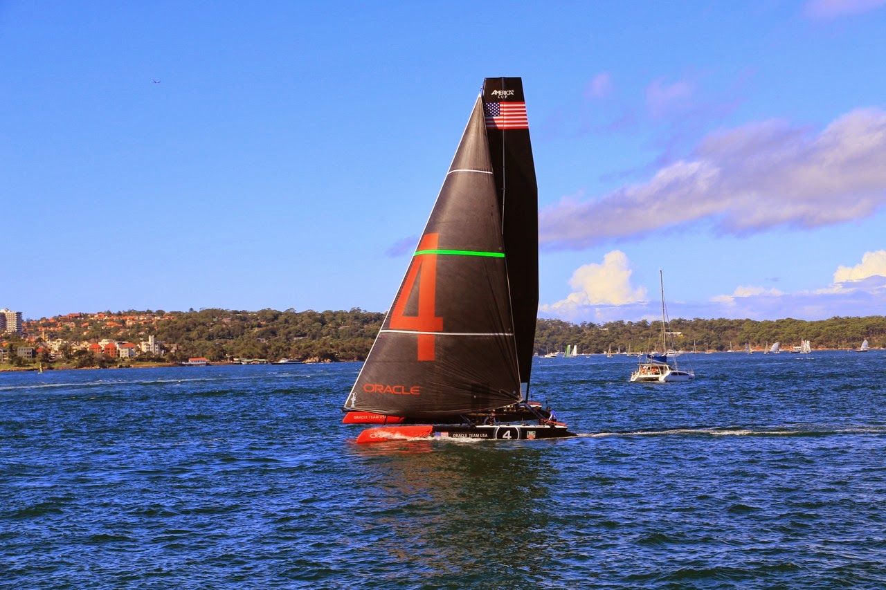 Le catamaran d’Oracle Team USA dans la baie
