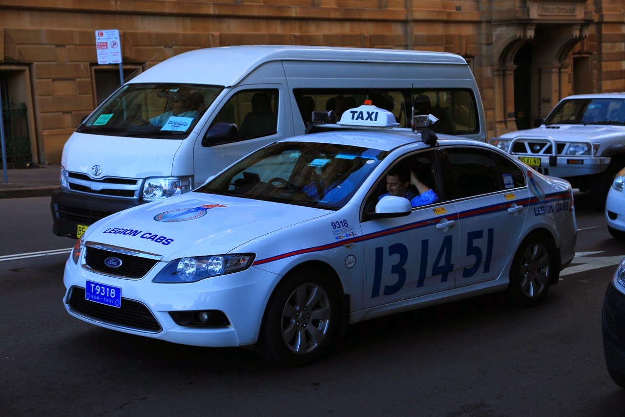 Taxi suréquipé de caméras et autocollants
