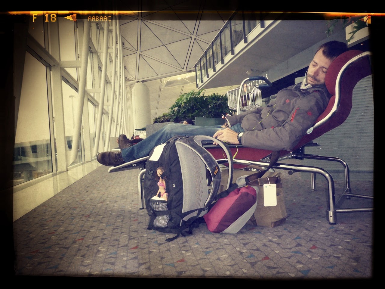 Sieste sur les sièges d’un terminal d’aéroport