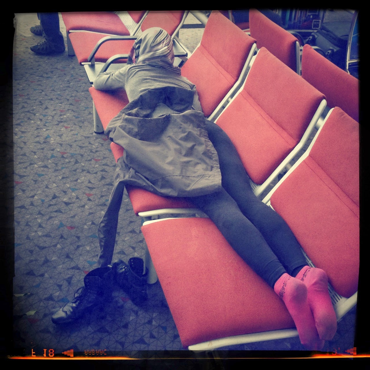 Jambes allongées sur des sièges d’aéroport