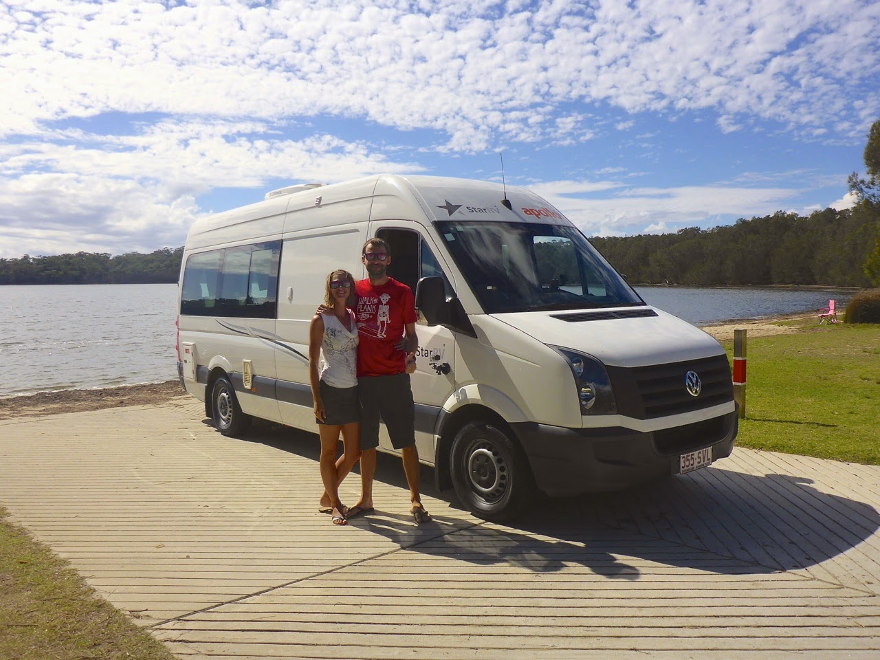 Devant notre campervan Apollo au bord de l’eau