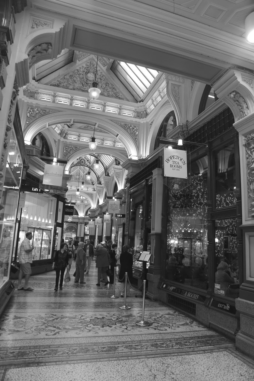 Galerie marchande historique en noir et blanc