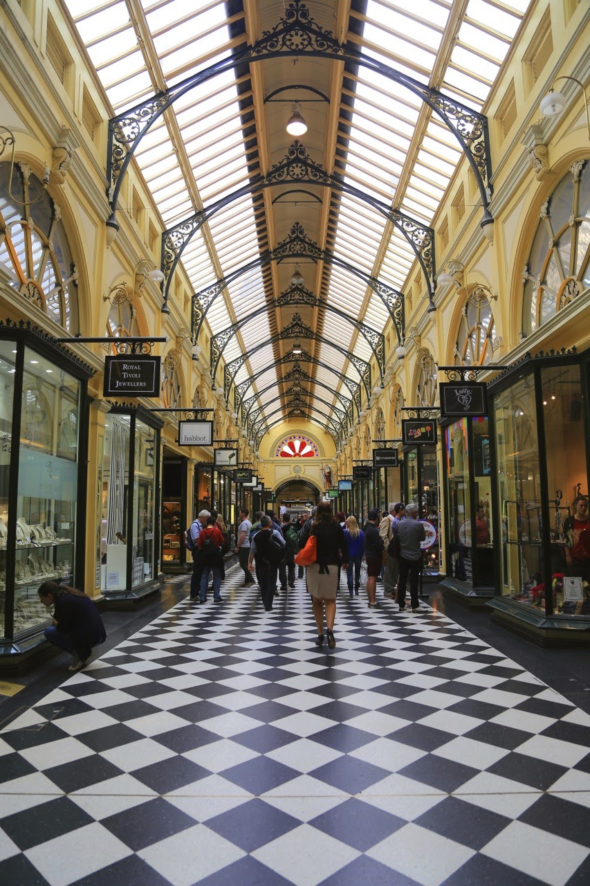 Galerie marchande au sol en damier