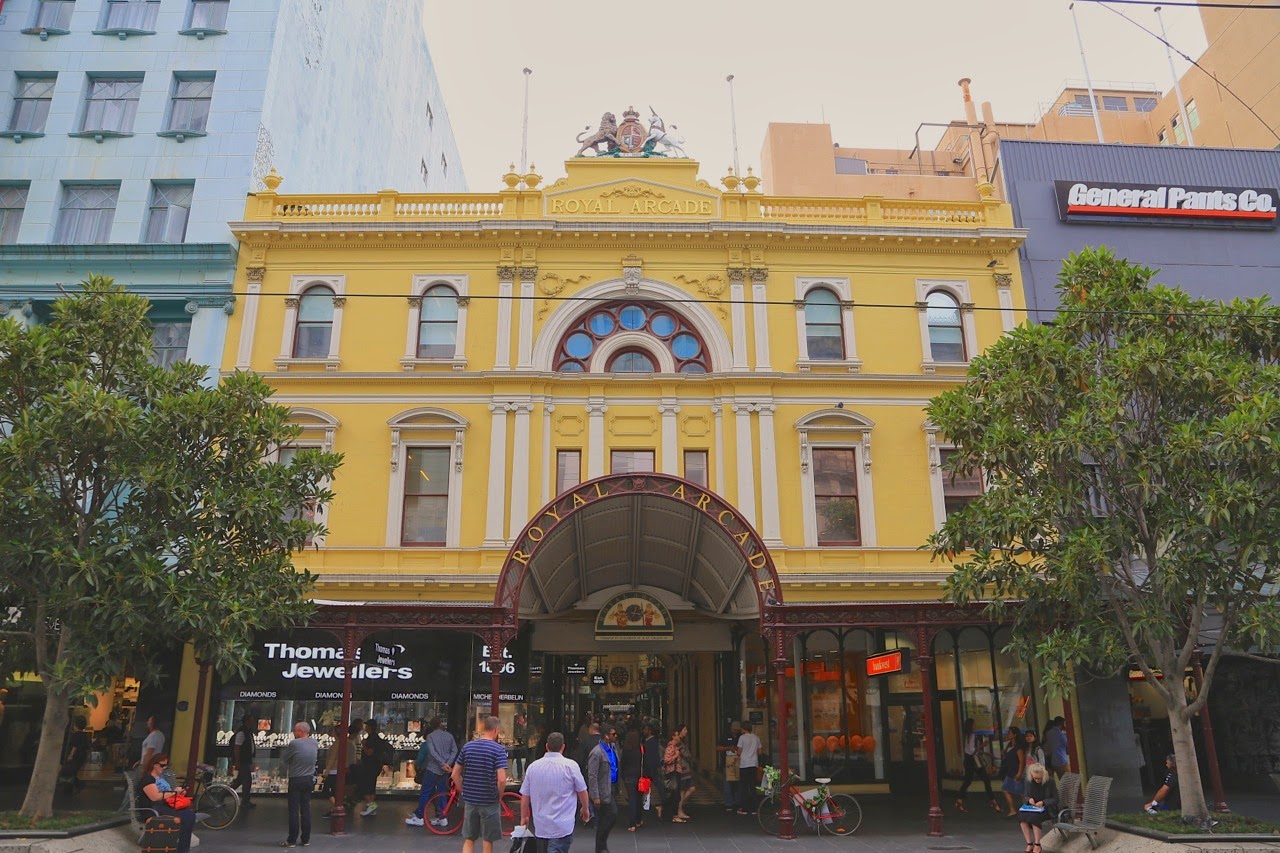 Façade victorienne jaune à arcades