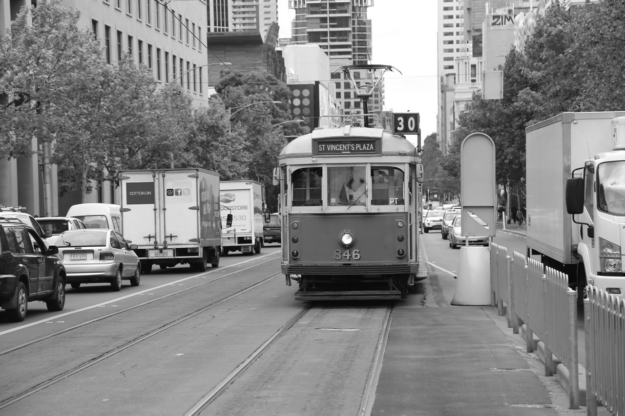 Vieux tram W-Class dans une rue du centre