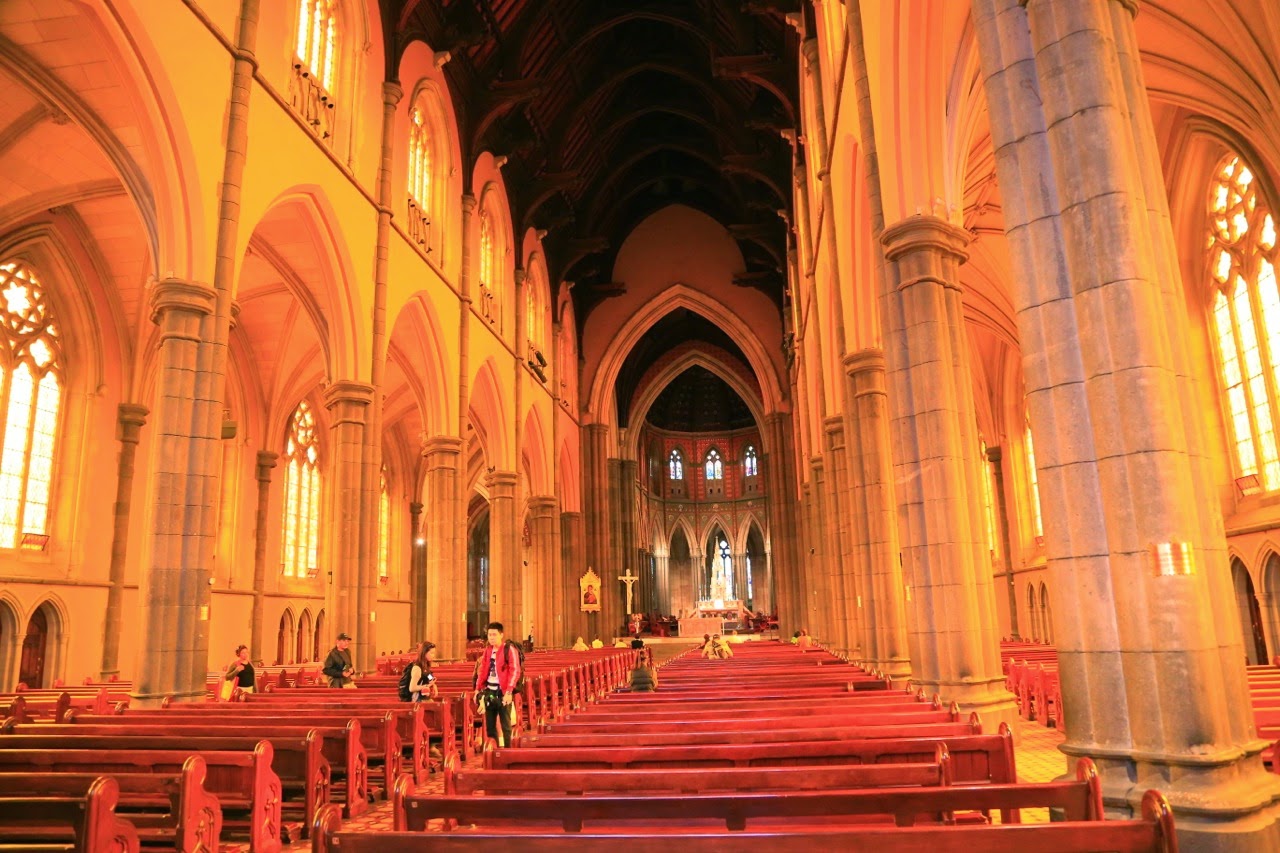 Nef de la cathédrale et ses bancs