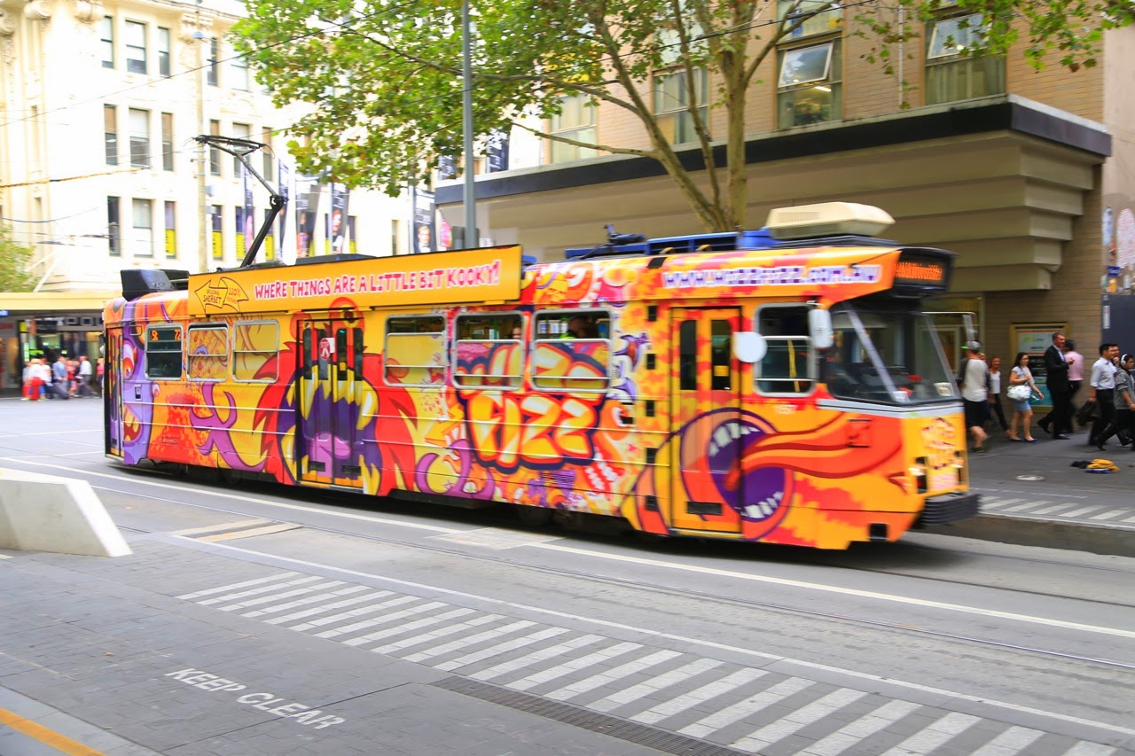 Bus peint de couleurs vives