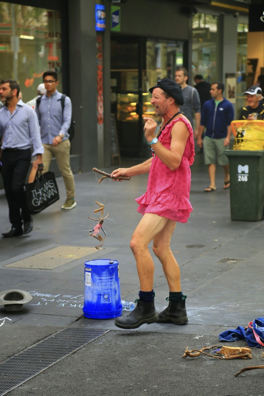 Passante en robe rose dans la rue