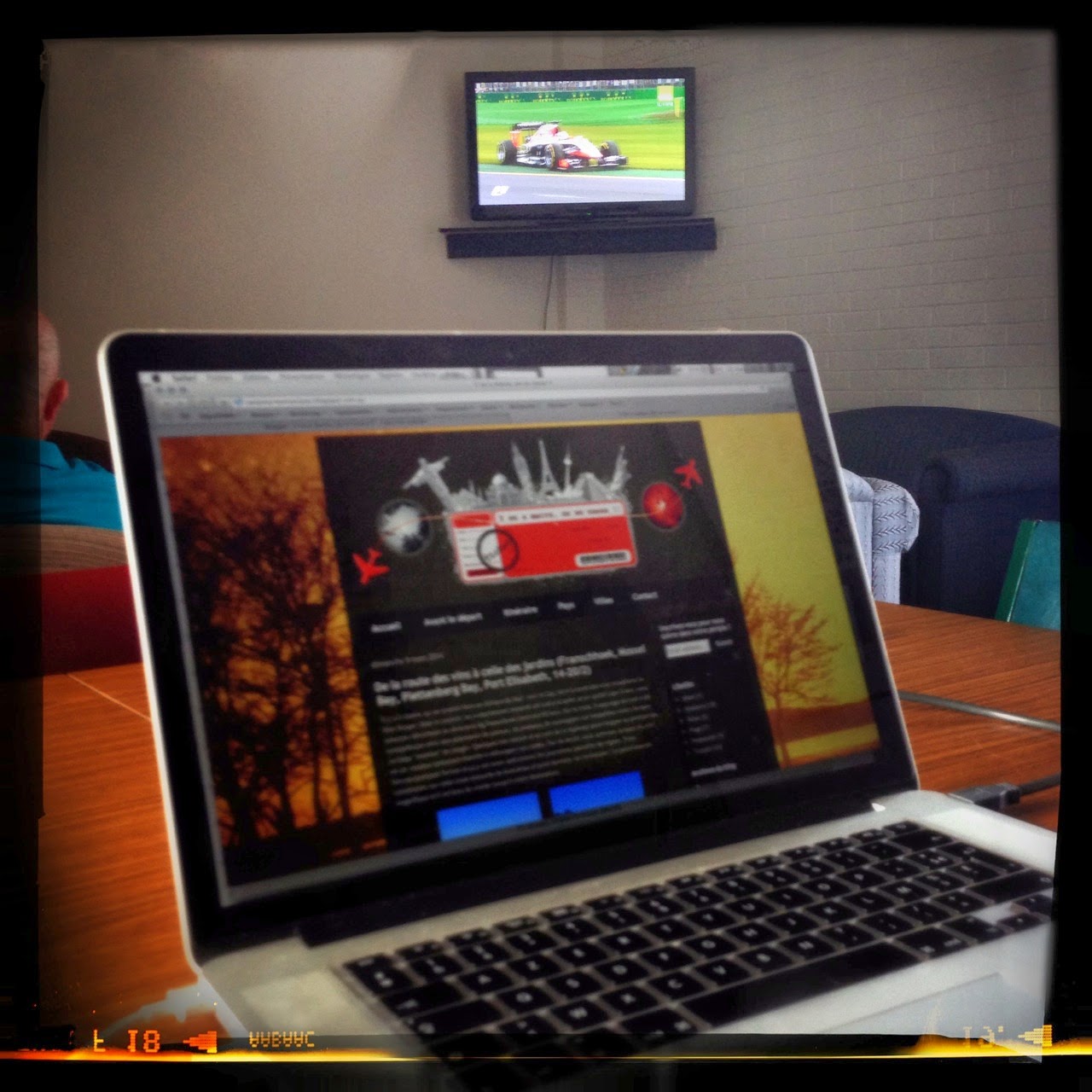 Ordinateur portable dans la salle TV du camping