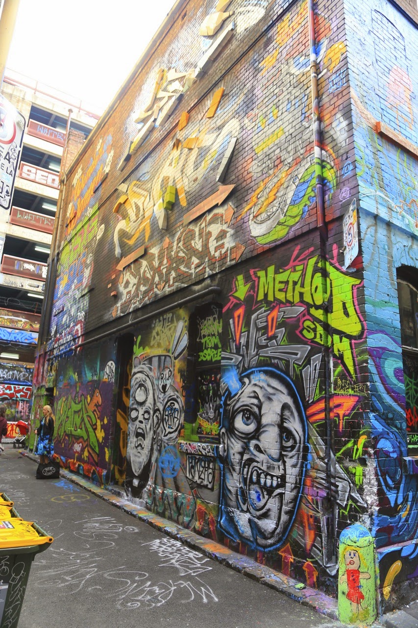 Murs tagués d’une ruelle du centre
