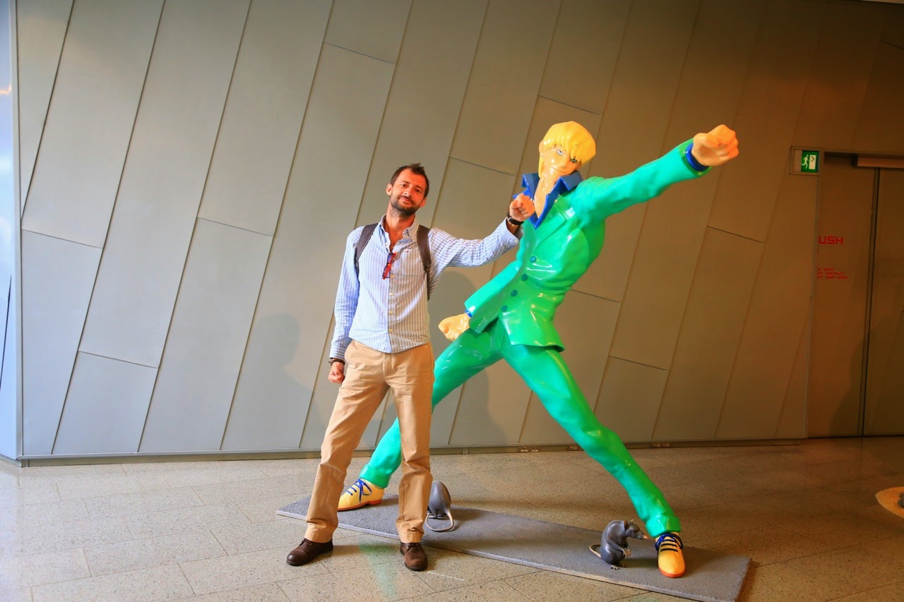 Pose à côté d’une sculpture verte au Ian Potter Centre