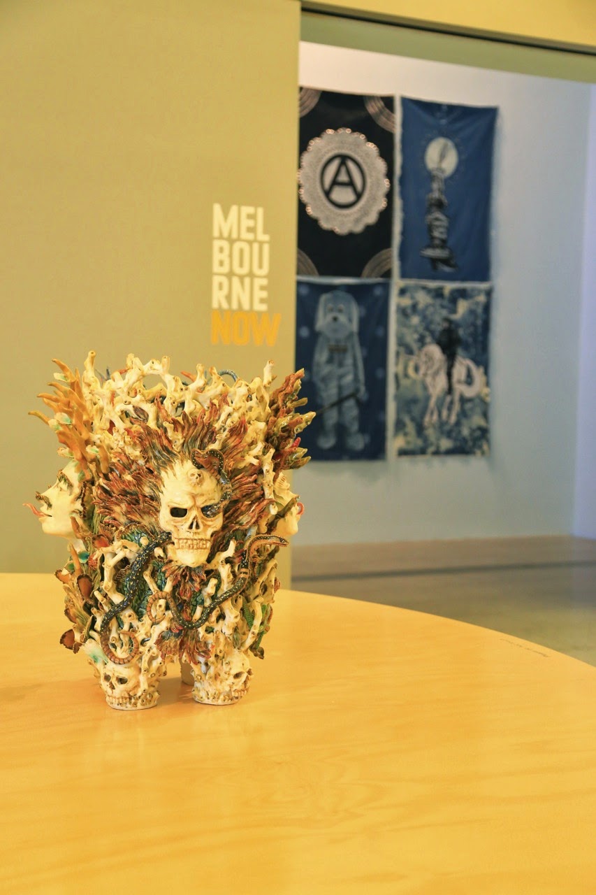 Sculpture de tête de mort en feuilles