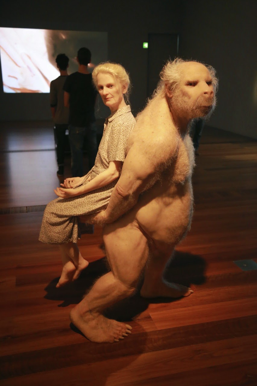 Sculpture hyperréaliste d’un homme assis