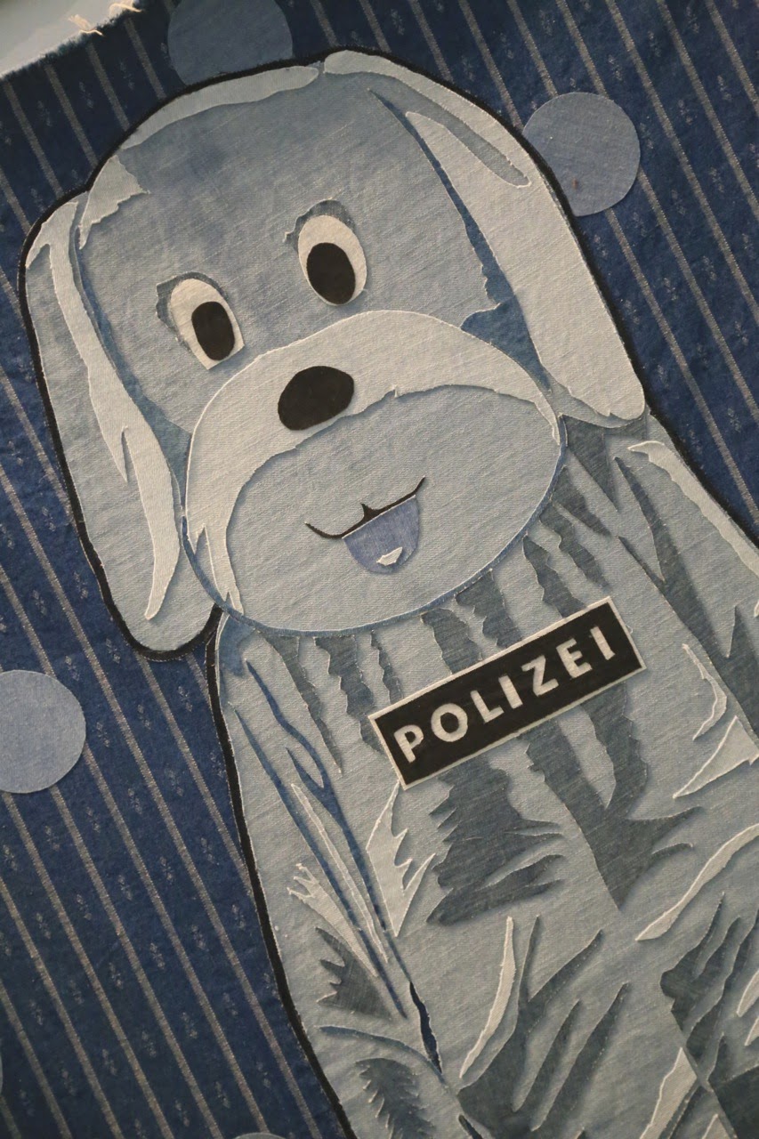 Œuvre textile avec un chien « Polizei »