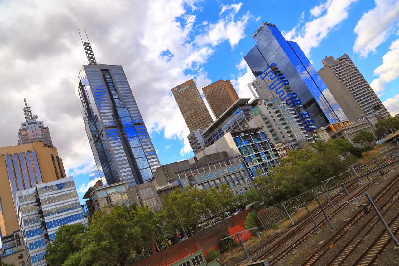 Gratte-ciel de Melbourne au-dessus des voies ferrées