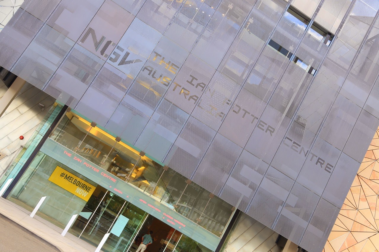 Façade de Federation Square en contre-plongée