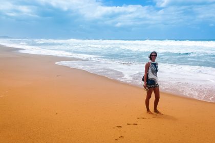 Sur la plage au bord de l’océan Indien