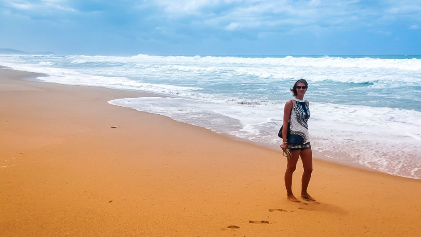 Sur la plage au bord de l’océan Indien