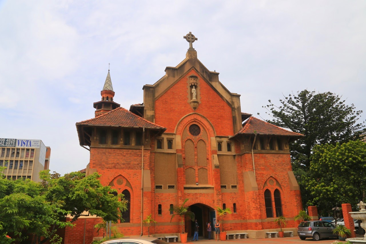 Église de briques rouges et son jardin