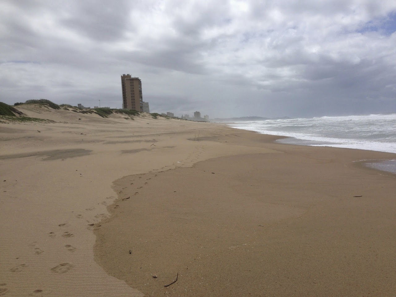 Plage déserte et immeuble au bord de l’océan
