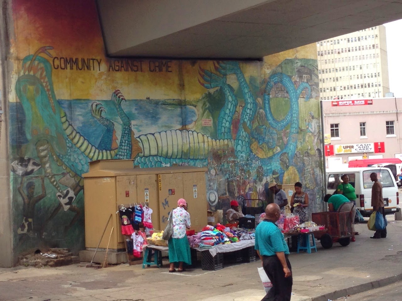 Stand de vêtements sous une fresque