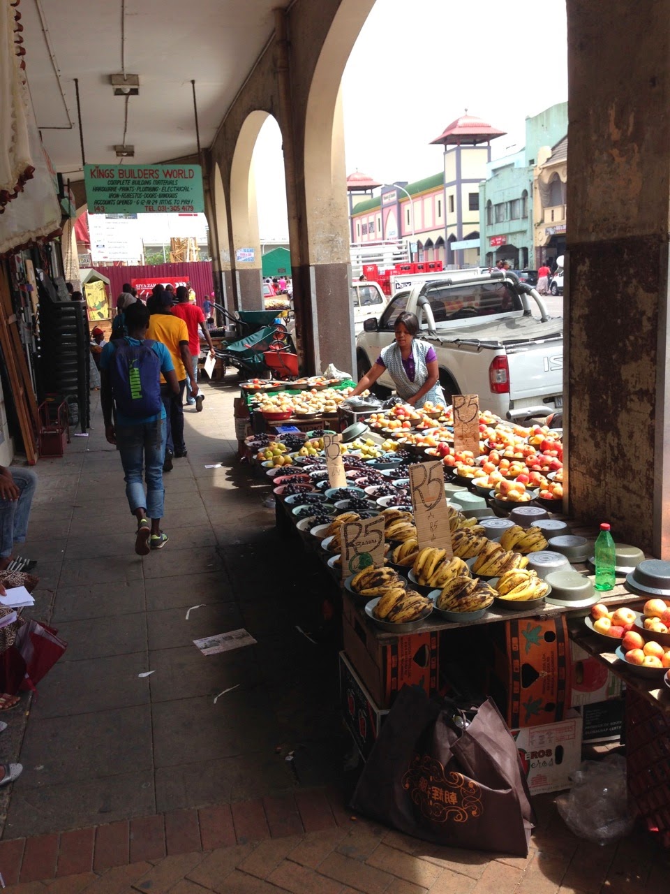 Étals de fruits dans les rues animées