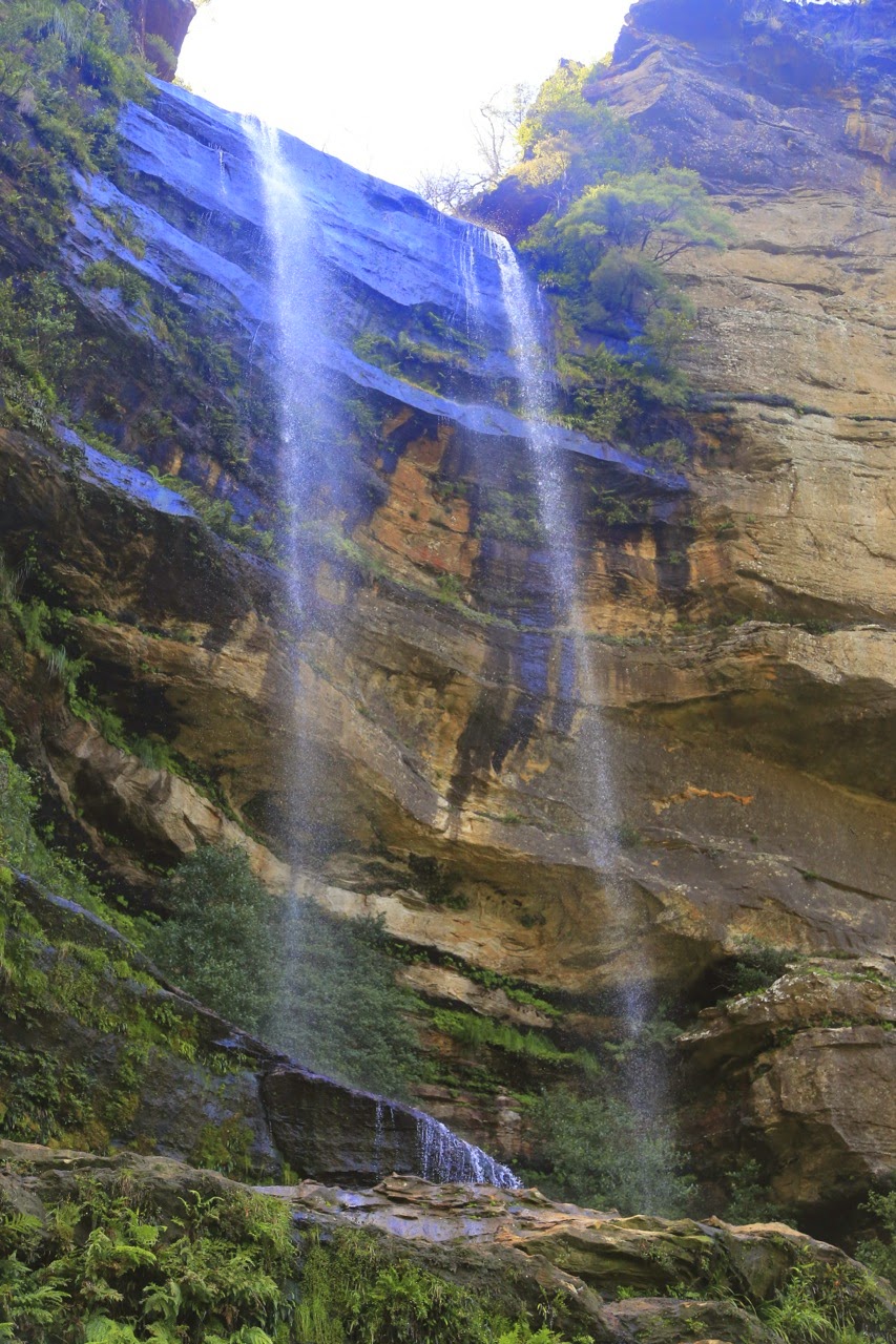 Filets d’eau sur une falaise ocre
